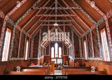 À l'intérieur d'une église anglicane Māori, bordée d'œuvres d'art kowhaiwhai, située à Waitetoko Marae près de Tūrangi, Nouvelle-Zélande Banque D'Images