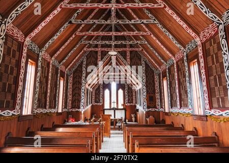 À l'intérieur d'une église anglicane Māori, bordée d'œuvres d'art kowhaiwhai, située à Waitetoko Marae près de Tūrangi, Nouvelle-Zélande Banque D'Images