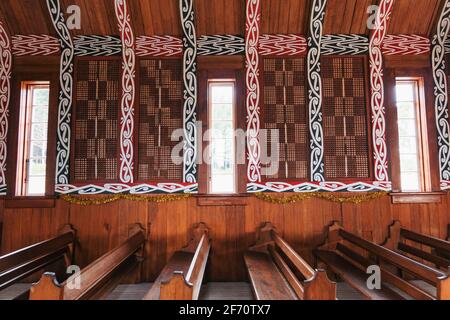 À l'intérieur d'une église anglicane Māori, bordée d'œuvres d'art kowhaiwhai, située à Waitetoko Marae près de Tūrangi, Nouvelle-Zélande Banque D'Images