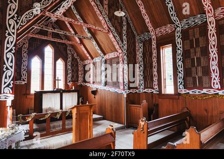 À l'intérieur d'une église anglicane Māori, bordée d'œuvres d'art kowhaiwhai, située à Waitetoko Marae près de Tūrangi, Nouvelle-Zélande Banque D'Images