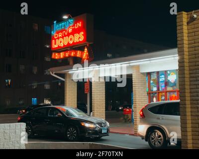 Un panneau lumineux sur le magasin d'alcool drive-in de Jerry à Phoenix, Arizona, États-Unis Banque D'Images