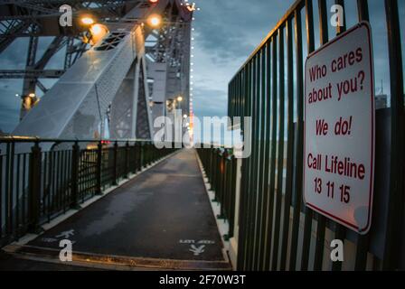 Panneau d'avertissement sur le pont. Photo de haute qualité Banque D'Images