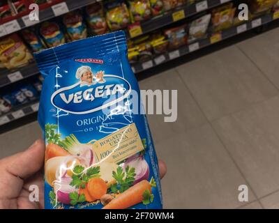 BELGRADE, SERBIE - 30 MARS 2021 : logo Vegeta sur un paquet d'assaisonnement en poudre à vendre. Produit par Podravka, veta est une marque croate de condiment Banque D'Images