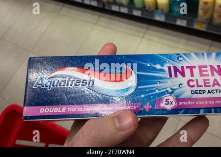 BELGRADE, SERBIE - 30 MARS 2021 : logo Aquafresh sur les paquets de dentifrice à vendre. Aquafresh est une marque britannique de glaxosmithkline, de dentooth cleanin Banque D'Images