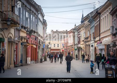 NOVI SAD, SERBIE - 11 MARS 2017 : flou sélectif sur les gens de la rue Dunavska Ulica, la rue piétonne du centre-ville de Novi Sad, deuxième grande Banque D'Images