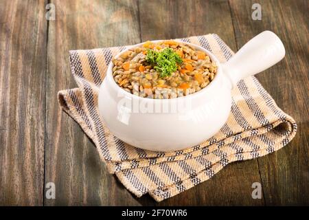 Lentilles cuites dans un bol - Lens culinaris Banque D'Images