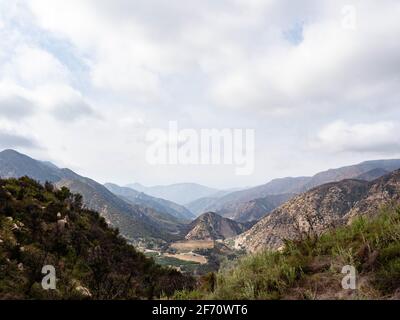 Ojai Valley avec Topa Topa Mountains au loin un jour couvert Banque D'Images