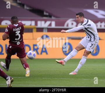 Turin, Italie. 3 avril 2021. Cristiano Ronaldo (R) du FC Juventus participe à une série DE matchs de football entre Turin et le FC Juventus à Turin, Italie, le 3 avril 2021. Credit: Federico Tardito/Xinhua/Alamy Live News Banque D'Images