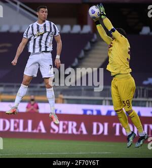 Turin, Italie. 3 avril 2021. Cristiano Ronaldo (L) du FC Juventus rivalise avec Salvatore Sirigu de Turin lors d'une série DE matchs de football entre Turin et le FC Juventus à Turin, Italie, le 3 avril 2021. Credit: Federico Tardito/Xinhua/Alamy Live News Banque D'Images