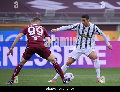 Turin, Italie. 3 avril 2021. Cristiano Ronaldo (R) du FC Juventus rivalise avec Alessandro Buongiorno de Turin lors d'une série DE matchs de football entre Turin et le FC Juventus à Turin, Italie, le 3 avril 2021. Credit: Federico Tardito/Xinhua/Alamy Live News Banque D'Images