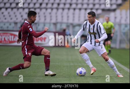 Turin, Italie. 3 avril 2021. Cristiano Ronaldo (R) du FC Juventus rivalise avec Armando Izzo de Turin lors d'une série DE matchs de football entre Turin et le FC Juventus à Turin, Italie, le 3 avril 2021. Credit: Federico Tardito/Xinhua/Alamy Live News Banque D'Images