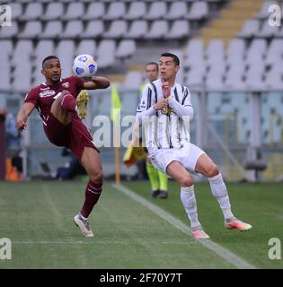 Turin, Italie. 3 avril 2021. Cristiano Ronaldo (R) du FC Juventus rivalise avec le Bremer de Turin lors d'une série DE matchs de football entre Turin et le FC Juventus à Turin, Italie, le 3 avril 2021. Credit: Federico Tardito/Xinhua/Alamy Live News Banque D'Images