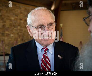 Johns Creek, GA, États-Unis. 3 avril 2021. VINCE DOOLEY, 88 ans, entraîneur de football légendaire de l'Université de GeorgiaÃs et directeur de l'athlétisme, a été intronisé au Temple de la renommée militaire de GeorgiaÃs le 3 avril. Dooley a servi comme capitaine dans le corps des Marines des États-Unis et a été reconnu pour son « leadership et son service désintéressé à l'humanité ». Il a pris sa retraite de l'UGA en 2004.photo : Dooley discute avec les invités lors de la cérémonie d'induction crédit : Robin Rayne/ZUMA Wire/Alay Live News Banque D'Images