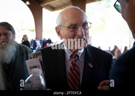 Johns Creek, GA, États-Unis. 3 avril 2021. VINCE DOOLEY, 88 ans, entraîneur de football légendaire de l'Université de GeorgiaÃs et directeur de l'athlétisme, a été intronisé au Temple de la renommée militaire de GeorgiaÃs le 3 avril. Dooley a servi comme capitaine dans le corps des Marines des États-Unis et a été reconnu pour son « leadership et son service désintéressé à l'humanité ». Il a pris sa retraite de l'UGA en 2004.photo : Dooley discute avec les invités lors de la cérémonie d'induction crédit : Robin Rayne/ZUMA Wire/Alay Live News Banque D'Images