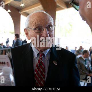 Johns Creek, GA, États-Unis. 3 avril 2021. VINCE DOOLEY, 88 ans, entraîneur de football légendaire de l'Université de GeorgiaÃs et directeur de l'athlétisme, a été intronisé au Temple de la renommée militaire de GeorgiaÃs le 3 avril. Dooley a servi comme capitaine dans le corps des Marines des États-Unis et a été reconnu pour son « leadership et son service désintéressé à l'humanité ». Il a pris sa retraite de l'UGA en 2004.photo : Dooley discute avec les invités lors de la cérémonie d'induction crédit : Robin Rayne/ZUMA Wire/Alay Live News Banque D'Images