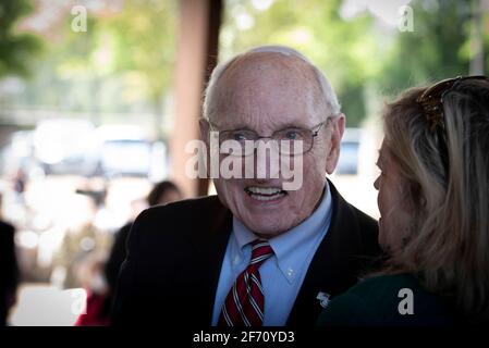Johns Creek, GA, États-Unis. 3 avril 2021. VINCE DOOLEY, 88 ans, entraîneur de football légendaire de l'Université de GeorgiaÃs et directeur de l'athlétisme, a été intronisé au Temple de la renommée militaire de GeorgiaÃs le 3 avril. Dooley a servi comme capitaine dans le corps des Marines des États-Unis et a été reconnu pour son « leadership et son service désintéressé à l'humanité ». Il a pris sa retraite de l'UGA en 2004.photo : Dooley discute avec les invités lors de la cérémonie d'induction crédit : Robin Rayne/ZUMA Wire/Alay Live News Banque D'Images