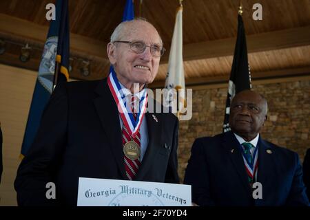 Johns Creek, GA, États-Unis. 3 avril 2021. VINCE DOOLEY, 88 ans, entraîneur de football légendaire de l'Université de GeorgiaÃs et directeur de l'athlétisme, a été intronisé au Temple de la renommée militaire de GeorgiaÃs le 3 avril. Dooley a servi comme capitaine dans le corps des Marines des États-Unis et a été reconnu pour son « leadership et son service désintéressé à l'humanité ». Il a pris sa retraite de l'UGA en 2004.photo: Dooley reçoit une médaille lors de la cérémonie d'induction crédit: Robin Rayne/ZUMA Wire/Alamy Live News Banque D'Images