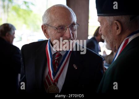Johns Creek, GA, États-Unis. 3 avril 2021. VINCE DOOLEY, 88 ans, entraîneur de football légendaire de l'Université de GeorgiaÃs et directeur de l'athlétisme, a été intronisé au Temple de la renommée militaire de GeorgiaÃs le 3 avril. Dooley a servi comme capitaine dans le corps des Marines des États-Unis et a été reconnu pour son « leadership et son service désintéressé à l'humanité ». Il a pris sa retraite de l'UGA en 2004.photo : Dooley discute avec les invités lors de la cérémonie d'induction crédit : Robin Rayne/ZUMA Wire/Alay Live News Banque D'Images