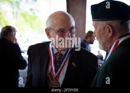Johns Creek, GA, États-Unis. 3 avril 2021. VINCE DOOLEY, 88 ans, entraîneur de football légendaire de l'Université de GeorgiaÃs et directeur de l'athlétisme, a été intronisé au Temple de la renommée militaire de GeorgiaÃs le 3 avril. Dooley a servi comme capitaine dans le corps des Marines des États-Unis et a été reconnu pour son « leadership et son service désintéressé à l'humanité ». Il a pris sa retraite de l'UGA en 2004.photo : Dooley discute avec les invités lors de la cérémonie d'induction crédit : Robin Rayne/ZUMA Wire/Alay Live News Banque D'Images