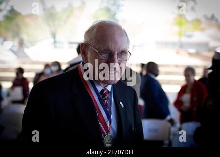 Johns Creek, GA, États-Unis. 3 avril 2021. VINCE DOOLEY, 88 ans, entraîneur de football légendaire de l'Université de GeorgiaÃs et directeur de l'athlétisme, a été intronisé au Temple de la renommée militaire de GeorgiaÃs le 3 avril. Dooley a servi comme capitaine dans le corps des Marines des États-Unis et a été reconnu pour son « leadership et son service désintéressé à l'humanité ». Il a pris sa retraite de l'UGA en 2004.photo : Dooley discute avec les invités lors de la cérémonie d'induction crédit : Robin Rayne/ZUMA Wire/Alay Live News Banque D'Images