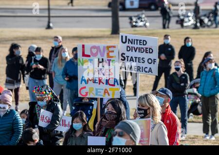 St. Paul, Minnesota. 28 mars 2021. Les Américains asiatiques et les communautés de soutien se rassemblent au capitole pour se souvenir des victimes des tueries et s d'Atlanta Banque D'Images