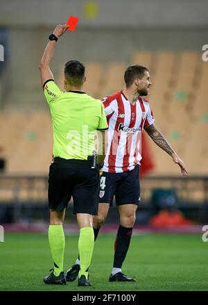 Séville, Espagne. 3 avril 2021. Inigo Martinez (R) de Bilbao réagit après avoir reçu une carte rouge lors du match final de la coupe du roi d'Espagne entre l'Athlétique Club Bilbao et Real Sociedad à Séville, Espagne, le 3 avril 2021. Le jeu est la finale replanifiée de la compétition de 2019-2020 qui a été initialement reportée en raison de la pandémie du coronavirus. Crédit: Pablo Morano/Xinhua/Alay Live News Banque D'Images