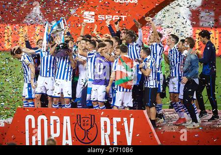 Séville, Espagne. 3 avril 2021. Les joueurs de Real Sociedad célèbrent avec le trophée après le match final de la coupe du roi d'Espagne entre l'Athlétique Club Bilbao et Real Sociedad à Séville, Espagne, le 3 avril 2021. Le jeu est la finale replanifiée de la compétition de 2019-2020 qui a été initialement reportée en raison de la pandémie du coronavirus. Crédit: Pablo Morano/Xinhua/Alay Live News Banque D'Images