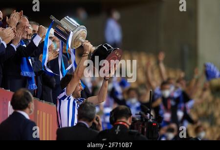 Séville, Espagne. 3 avril 2021. Asier Illarramendi de Real Sociedad célèbre la victoire avec un trophée après le match final de la coupe du Roi espagnole entre le Club Athlétique Bilbao et Real Sociedad à Séville, Espagne, le 3 avril 2021. Le jeu est la finale replanifiée de la compétition de 2019-2020 qui a été initialement reportée en raison de la pandémie du coronavirus. Crédit: Pablo Morano/Xinhua/Alay Live News Banque D'Images