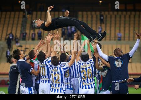 Séville, Espagne. 3 avril 2021. Les joueurs de Real Sociedad célèbrent la victoire en lançant l'entraîneur-chef Imanol Alguacil après le match final de la coupe du Roi espagnole entre l'Athlétique Club Bilbao et Real Sociedad à Séville, Espagne, le 3 avril 2021. Le jeu est la finale replanifiée de la compétition de 2019-2020 qui a été initialement reportée en raison de la pandémie du coronavirus. Crédit: Pablo Morano/Xinhua/Alay Live News Banque D'Images