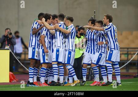 Séville, Espagne. 3 avril 2021. Les joueurs de Real Sociedad célèbrent un but lors du match final de la coupe du roi d'Espagne entre l'Athlétique Club Bilbao et Real Sociedad à Séville, Espagne, le 3 avril 2021. Le jeu est la finale replanifiée de la compétition de 2019-2020 qui a été initialement reportée en raison de la pandémie du coronavirus. Crédit: Pablo Morano/Xinhua/Alay Live News Banque D'Images