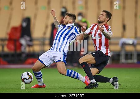 Séville, Espagne. 3 avril 2021. Portu (L) de Real Sociedad vies avec Inigo Martinez de Bilbao lors du match final de la coupe du Roi espagnole entre Athlétique Club Bilbao et Real Sociedad à Séville, Espagne, le 3 avril 2021. Le jeu est la finale replanifiée de la compétition de 2019-2020 qui a été initialement reportée en raison de la pandémie du coronavirus. Crédit: Pablo Morano/Xinhua/Alay Live News Banque D'Images