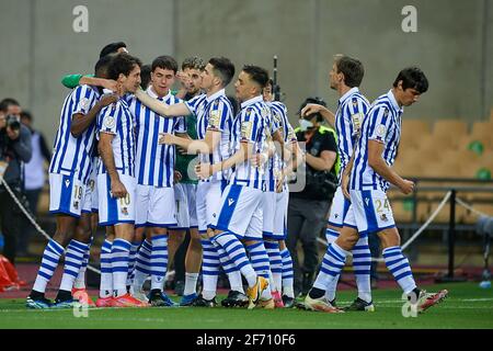 Séville, Espagne. 3 avril 2021. Les joueurs de Real Sociedad célèbrent un but lors du match final de la coupe du roi d'Espagne entre l'Athlétique Club Bilbao et Real Sociedad à Séville, Espagne, le 3 avril 2021. Le jeu est la finale replanifiée de la compétition de 2019-2020 qui a été initialement reportée en raison de la pandémie du coronavirus. Crédit: Pablo Morano/Xinhua/Alay Live News Banque D'Images