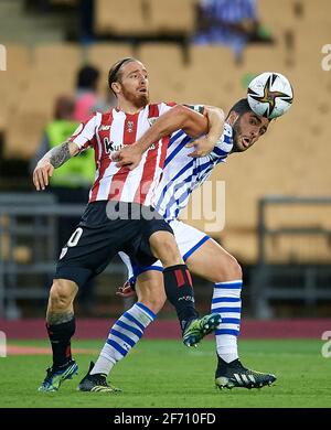 Séville, Espagne. 3 avril 2021. Mikel Merino (R) de Real Sociedad vies avec Iker muniain de Bilbao lors du match final de la coupe du Roi espagnole entre Athletic Club Bilbao et Real Sociedad à Séville, Espagne, le 3 avril 2021. Le jeu est la finale replanifiée de la compétition de 2019-2020 qui a été initialement reportée en raison de la pandémie du coronavirus. Crédit: Pablo Morano/Xinhua/Alay Live News Banque D'Images