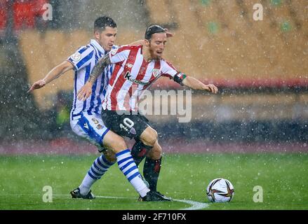 Séville, Espagne. 3 avril 2021. Igor Zubeldia (L) de Real Sociedad vies avec Iker Muniain de Bilbao lors du match final de la coupe du Roi espagnole entre Athletic Club Bilbao et Real Sociedad à Séville, Espagne, le 3 avril 2021. Le jeu est la finale replanifiée de la compétition de 2019-2020 qui a été initialement reportée en raison de la pandémie du coronavirus. Crédit: Pablo Morano/Xinhua/Alay Live News Banque D'Images