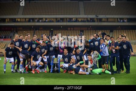 Séville, Espagne. 3 avril 2021. Les joueurs de Real Sociedad célèbrent avec le trophée après le match final de la coupe du roi d'Espagne entre l'Athlétique Club Bilbao et Real Sociedad à Séville, Espagne, le 3 avril 2021. Le jeu est la finale replanifiée de la compétition de 2019-2020 qui a été initialement reportée en raison de la pandémie du coronavirus. Crédit: Pablo Morano/Xinhua/Alay Live News Banque D'Images