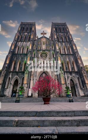 La cathédrale Saint-Joseph est une église sur la rue Nha Tho (église) dans le quartier Hoan Kiem de Hanoi, Vietnam. C'est un renouveau gothique de la fin du XIXe siècle (Neo Banque D'Images