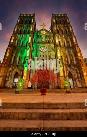 La cathédrale Saint-Joseph est une église sur la rue Nha Tho (église) dans le quartier Hoan Kiem de Hanoi, Vietnam. C'est un renouveau gothique de la fin du XIXe siècle (Neo Banque D'Images