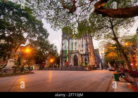 La cathédrale Saint-Joseph est une église sur la rue Nha Tho (église) dans le quartier Hoan Kiem de Hanoi, Vietnam. C'est un renouveau gothique de la fin du XIXe siècle (Neo Banque D'Images