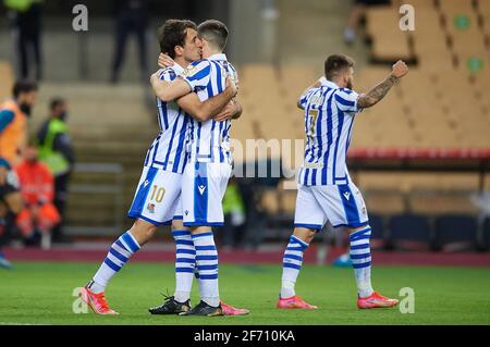 Séville, Espagne. 3 avril 2021. Mikel Oyarzabal (L) de Real Sociedad célèbre après avoir marquant un but lors du match final de la coupe du Roi espagnole entre Athletic Club Bilbao et Real Sociedad à Séville, Espagne, le 3 avril 2021. Le jeu est la finale replanifiée de la compétition de 2019-2020 qui a été initialement reportée en raison de la pandémie du coronavirus. Crédit: Pablo Morano/Xinhua/Alay Live News Banque D'Images