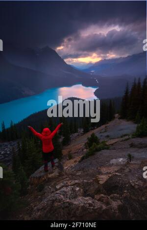 Ce lac bleu animé alimenté par un glacier, situé à environ 40 km (25 mi) au nord du lac Louise, dans le parc national Banff, est un arrêt populaire pour les visiteurs qui voyagent Banque D'Images