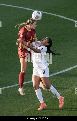 La défenseuse des USC Trojans Jessica Haidet (3) remporte un titre contre le milieu de terrain des Washington Huskies Ameera Hussen (8) lors d’un match de football féminin de la NCAA, Frid Banque D'Images