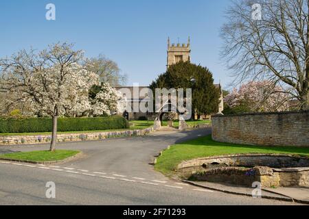 L'église de St Faith dans le village d'Overbury, dans les cotswolds, au printemps. Cotswolds, Worcestershire, Angleterre Banque D'Images