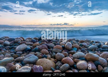 Beach Rocks s'assoient sur la mer comme le soleil de l'océan Définit sur l'horizon Banque D'Images