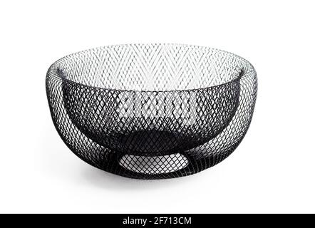 Bol en maille de métal noir. Grand plat ou panier en treillis métallique décoratif à double paroi. Utilisé pour stocker, organiser ou présenter des articles tels que des fruits, du pain, des bonbons Banque D'Images