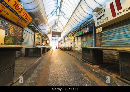 jérusalem-israël. 05-03-2021. Fermeture des magasins QUELQUES minutes avant samedi, dans le marché de Mahane Yehuda, vide de personnes Banque D'Images