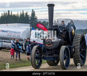 Wanaka, Nouvelle-Zélande, 3 avril 2021. Un tracteur à traction à vapeur 1896 fabriqué par John Fowler & Company à Leeds, en Angleterre, passe devant un pétrolier à essence dont il n'aura jamais besoin lors du festival annuel de l'automobile « Wheels at Wanaka ». L'événement présente des centaines de véhicules anciens et modernes de tous genres, y compris des voitures d'époque, des tracteurs, des camions à l'équipement de terrassement et d'agriculture, qui accueille des milliers de visiteurs au cours de l'événement de trois jours dans cette ville d'Otago, au centre du lac, une destination touristique populaire tout au long de l'année. Crédit : Rob Taggart/Alay Live News Banque D'Images