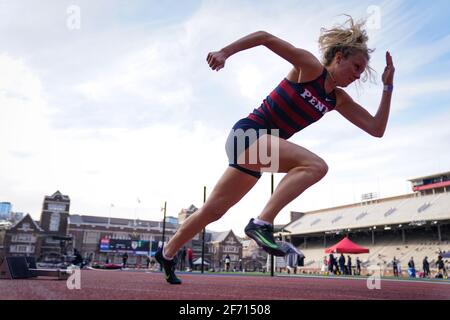 Philadelphie, États-Unis. 3 avril 2021. Lily Orr, de l’Université de Pennsylvanie, est en compétition dans la course féminine de 400m lors de la rencontre du circuit Big 5 de Philadelphie au Franklin Field à Philadelphie, aux États-Unis. Penn est la première université de la Ligue Ivy à revenir à la compétition sportive depuis le début de la pandémie COVID-19. Crédit : Chase Sutton/Alay Live News Banque D'Images