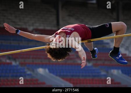 Philadelphie, États-Unis. 3 avril 2021. Patrick Fehm, de l'Université Saint Joseph, participe au saut en hauteur masculin tout en portant deux masques lors de la rencontre du circuit Big 5 de Philadelphie au Franklin Field à Philadelphie, aux États-Unis. Crédit : Chase Sutton/Alay Live News Banque D'Images