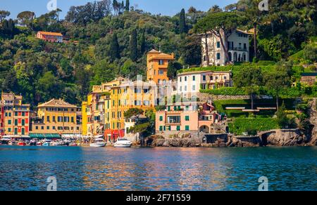 Vue sur le charmant village italien caractéristique de Portofino sur l'italien Riviera de Ligurie avec des bâtiments colorés le jour ensoleillé Banque D'Images