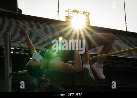 Philadelphie, États-Unis. 3 avril 2021. Sarah Lavery, de l'Université de Pennsylvanie, participe au saut en hauteur des femmes lors de la rencontre du circuit Big 5 de Philadelphie au Franklin Field à Philadelphie, aux États-Unis. Penn est la première université de la Ligue Ivy à revenir à la compétition sportive depuis le début de la pandémie COVID-19. Crédit : Chase Sutton/Alay Live News Banque D'Images